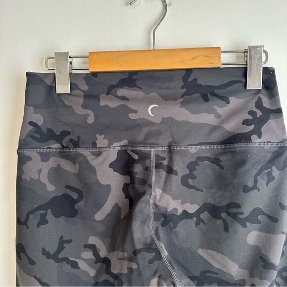 Zyia Active Forest Camo Luxe Hi Rise Capri Leggings Size 6/8 - Picture 3 of 5